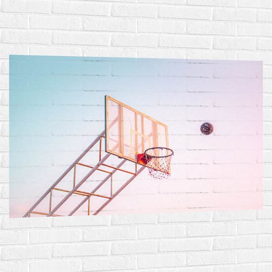 Muursticker - Bal Vallend in Basket onder Blauwe Lucht - 120x80 cm Foto op Muursticker