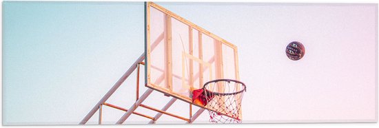 Vlag - Bal Vallend in Basket onder Blauwe Lucht - 60x20 cm Foto op Polyester Vlag