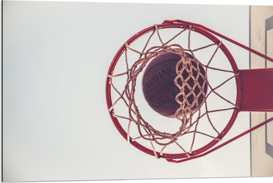 Dibond - Basket door Basketbal Heen - 90x60 cm Foto op Aluminium (Wanddecoratie van metaal)