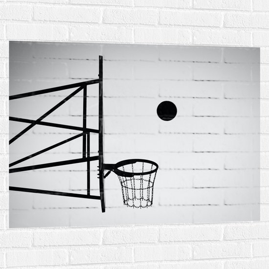 Muursticker - Bal Vallend in Basket (Zwart-wit) - 100x75 cm Foto op Muursticker