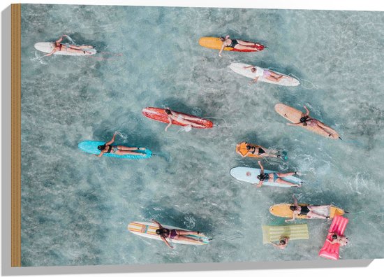 Hout - Bovenaanzicht van Groep Surfers op Verschillende Kleuren Planken - 75x50 cm - 9 mm dik - Foto op Hout (Met Ophangsysteem)