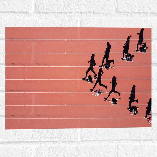 Muursticker - Bovenaanzicht van Sprinters met Schaduwen op Atletiekbaan - 40x30 cm Foto op Muursticker