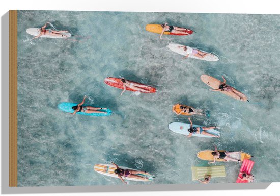Hout - Bovenaanzicht van Groep Surfers op Verschillende Kleuren Planken - 60x40 cm - 9 mm dik - Foto op Hout (Met Ophangsysteem)