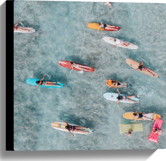 Canvas - Bovenaanzicht van Groep Surfers op Verschillende Kleuren Planken - 40x40 cm Foto op Canvas Schilderij (Wanddecoratie op Canvas)