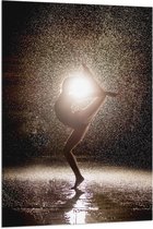 Vlag - Ballerina Danseres in de Regen bij Fel Licht - 80x120 cm Foto op Polyester Vlag