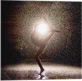 Vlag - Ballerina Danseres in de Regen bij Fel Licht - 50x50 cm Foto op Polyester Vlag