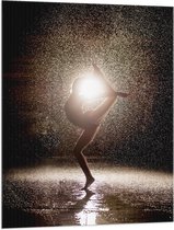 Vlag - Ballerina Danseres in de Regen bij Fel Licht - 75x100 cm Foto op Polyester Vlag