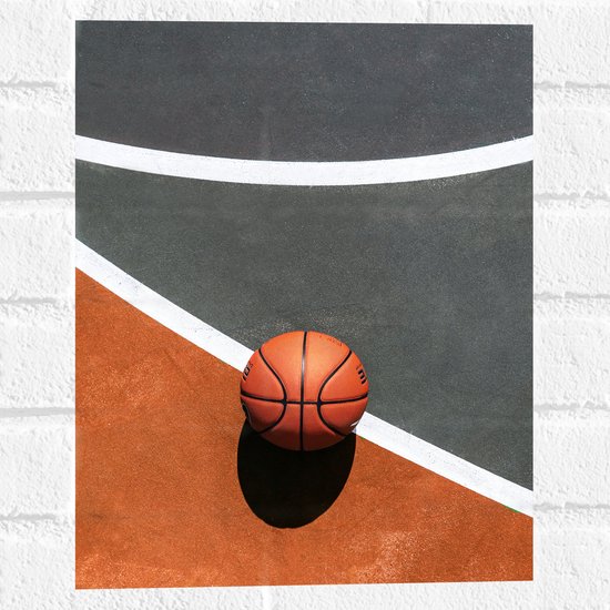 Muursticker - Bovenaanzicht van Basketbal op Lijnen van Basketbalveld - 30x40 cm Foto op Muursticker