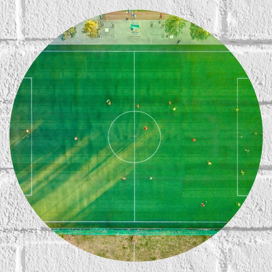 Muursticker Cirkel - Bovenaanzicht van Voetballers op Voetbakveld - 30x30 cm Foto op Muursticker