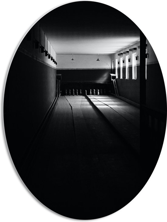 PVC Schuimplaat Ovaal - Bowlingbaan in het Donker (Zwart-wit) - 42x56 cm Foto op Ovaal (Met Ophangsysteem)