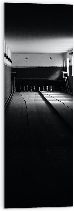Acrylglas - Bowlingbaan in het Donker (Zwart-wit) - 30x90 cm Foto op Acrylglas (Met Ophangsysteem)