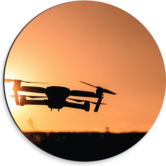 Dibond Muurcirkel - Silhouet van Laagvliegende Drone bij Zonsondergang - 30x30 cm Foto op Aluminium Muurcirkel (met ophangsysteem)