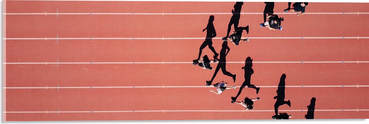 Acrylglas - Bovenaanzicht van Sprinters met Schaduwen op Atletiekbaan - 60x20 cm Foto op Acrylglas (Wanddecoratie op Acrylaat)