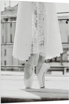 Vlag - Ballerina in Witte Kanten Jurk op Spitzen (Zwart-wit) - 80x120 cm Foto op Polyester Vlag