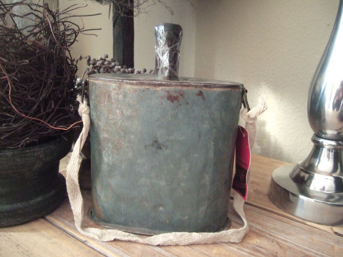 Metalen oude fles
