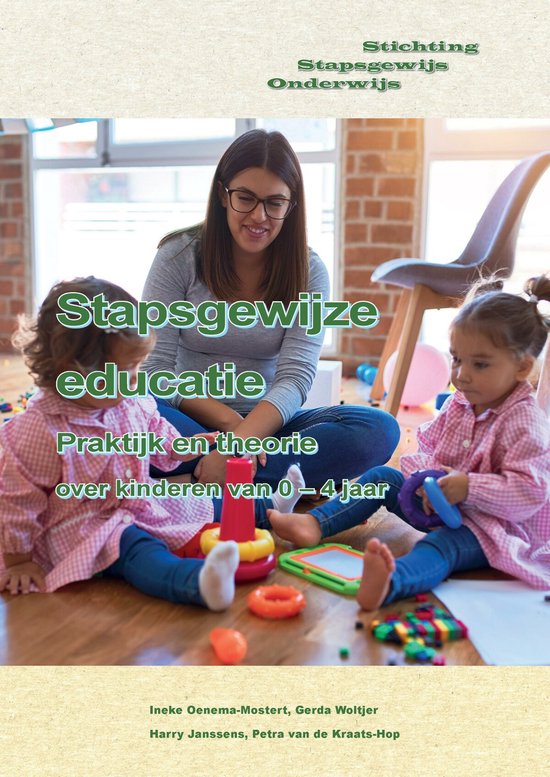 Boekcover 'Stapsgewijze educatie' met linnen textuur achtergrond. Vrouwelijke leraar met twee jonge kinderen die op de grond spelen met speelgoed.