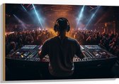 Hout - Dj achter Dj Booth voor Vol Publiek - 90x60 cm - 9 mm dik - Foto op Hout (Met Ophangsysteem)