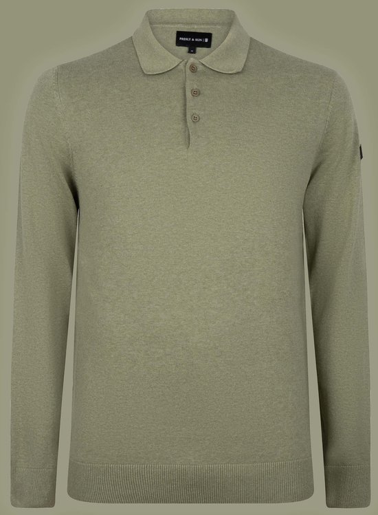 Olijfgroene gebreide polo met lange mouwen, knoopjes en een label op de mouw.