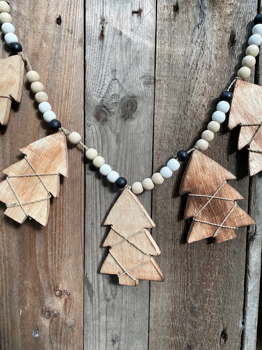 KERSTGUIRLANDE MET 5 HOUTEN KERSTBOMEN EN HOUTEN KRALEN - 80 X 14 CM.