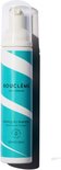 Fles met teal- en witte spiraalvormige strepen voor droogshampoo met een witte dop.