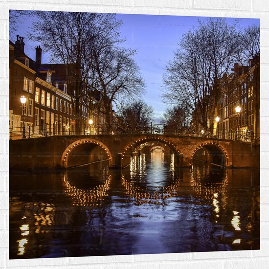 Muursticker - Verlicht Bruggetje over Amsterdamse Grachten - 100x100 cm Foto op Muursticker