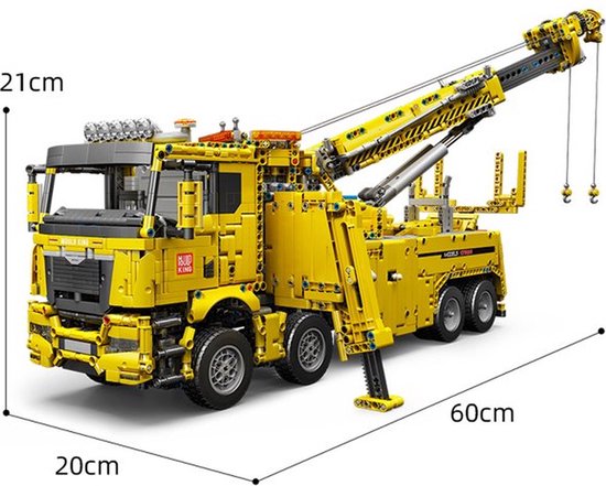 Gele bouwstenen bergingstruck met hijskraan, met afmetingen aangegeven: 21cm hoog, 20cm breed, 60cm lang.