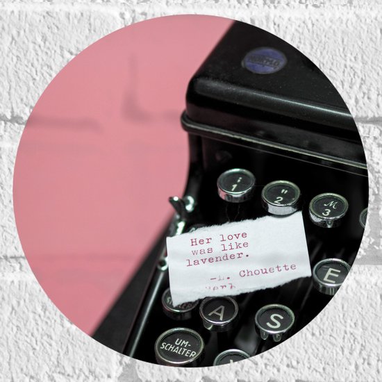 Muursticker Cirkel - Quote op Wit Papier Liggend op Zwarte Vintage Typemachine op Roze Achtergrond - 20x20 cm Foto op Muursticker