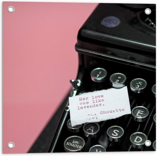 Tuinposter – Quote op Wit Papier Liggend op Zwarte Vintage Typemachine op Roze Achtergrond - 50x50 cm Foto op Tuinposter (wanddecoratie voor buiten en binnen)