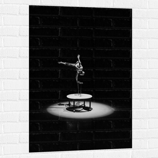 Muursticker - Acrobaat op Donker Podium (Zwart-wit) - 70x105 cm Foto op Muursticker