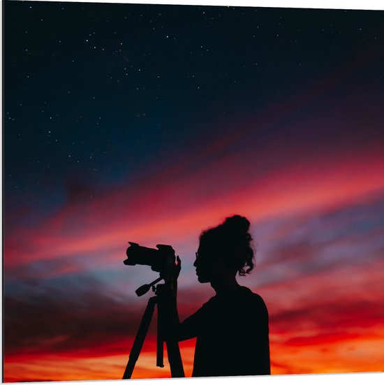 Dibond - Silhouet van Vrouw achter Camera bij Zonsondergang - 80x80 cm Foto op Aluminium (Met Ophangsysteem)