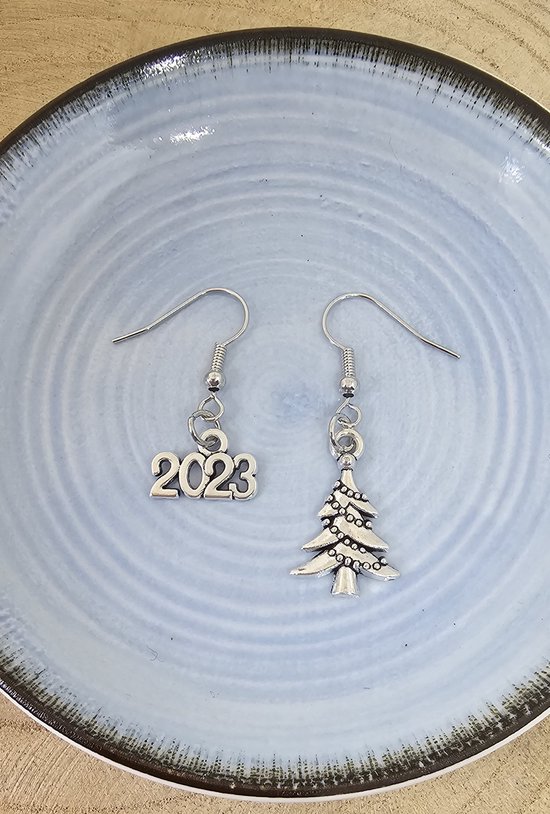 Kerst oorbellen - mix set - 2023 en kerstboom - zilver | bol