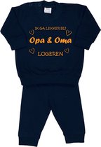 La Petite Couronne Pyjama 2-Delig "Ik ga lekker bij opa & oma logeren" Unisex Katoen Zwart/mosterd Maat 104/110