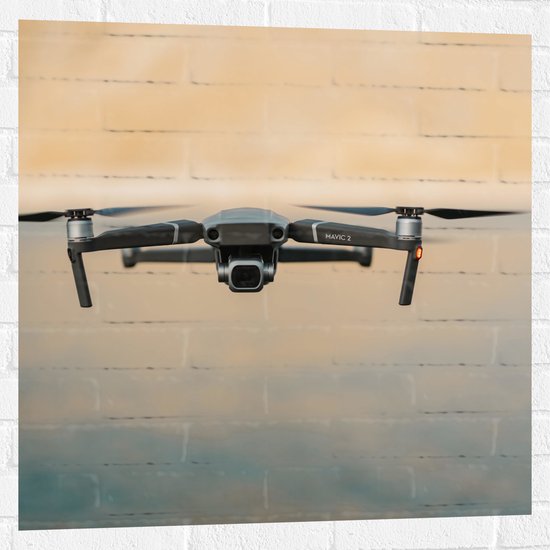 Muursticker - Drone Vliegend boven het Meer - 80x80 cm Foto op Muursticker