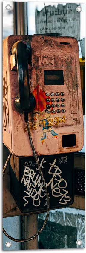 Tuinposter – Verroeste Telefoon in Telefooncel - 30x90 cm Foto op Tuinposter (wanddecoratie voor buiten en binnen)