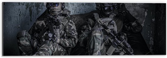 Dibond - Twee Rustende Soldaten - 60x20 cm Foto op Aluminium (Met Ophangsysteem)