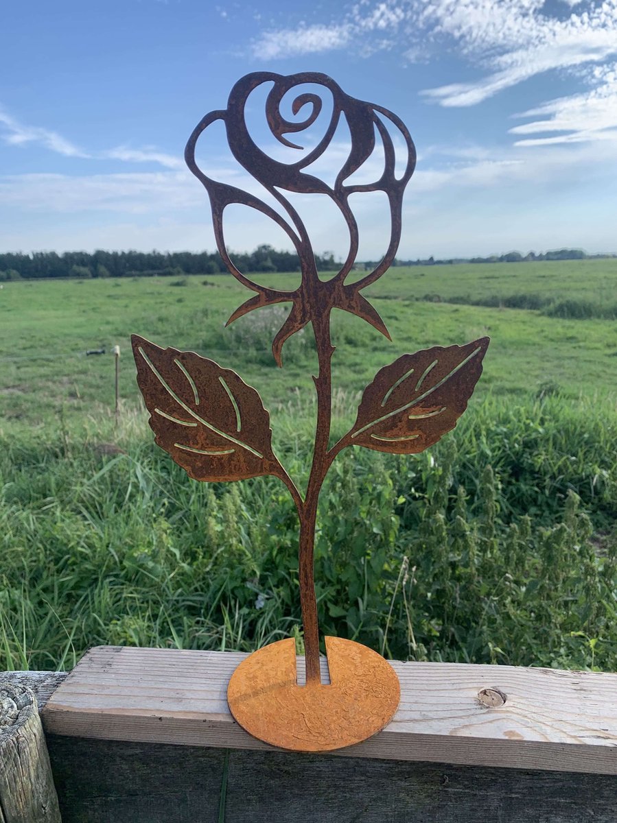 Metalen bloem - De roos- Cortenstaal tuindecoratie