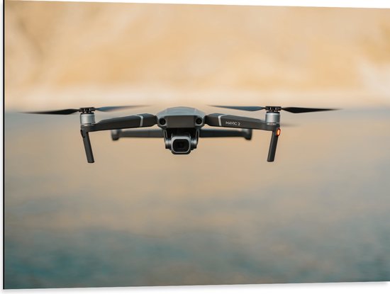 Dibond - Drone Vliegend boven het Meer - 80x60 cm Foto op Aluminium (Met Ophangsysteem)