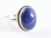 Bewerkte ovale zilveren ring met lapis lazuli - maat 19