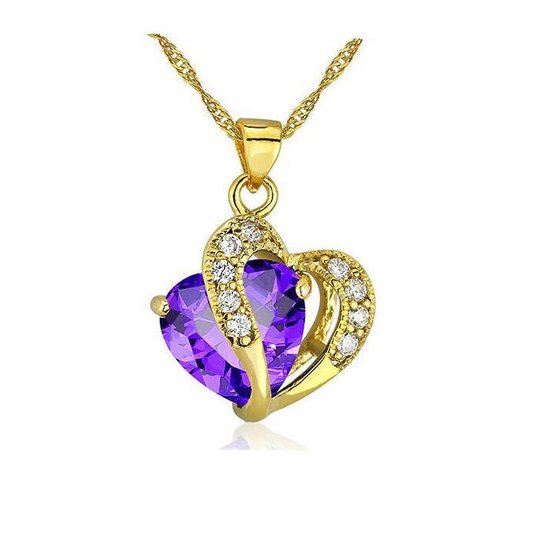 Gouden ketting met een paars hartvormig amethyst en heldere stenen.