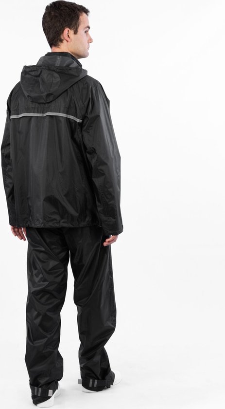 Zwart regenjack en -broek met reflecterende strepen op de rug van de jas en onderaan de broekspijpen.
