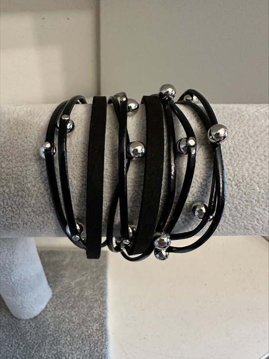 Zwarte multilayer armband met magnetische sluiting