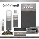 Geschenkset "Gefeliciteerd!" - 5 Producten - 750 Gram | Giftset voor hem - Luxe cadeaubox man - Douchegel - Deodorant - Bodycrème - Scrubzout - Verjaardag - Vader - Wellness - Pakket - Cadeau set Geslaagd - Broer - Vriend - Collega - Antraciet Zilver