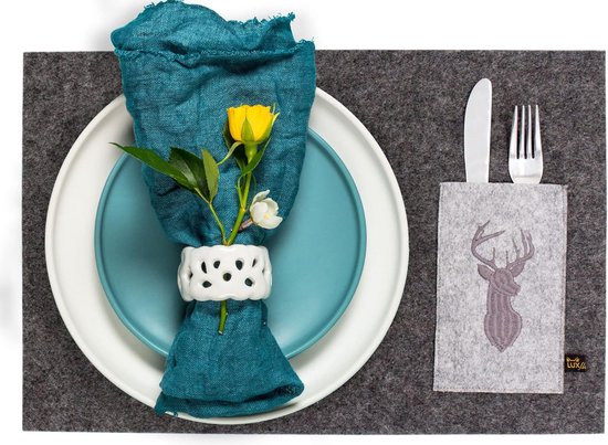 Foto: Vilten placemat motief hert set van 4 45x30cm wasbaar placemats donkergrijs met elegant geborduurde bestekzak designer placemat voor binnen en buiten