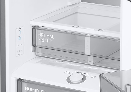 Close-up van het interieur van de Samsung koelkast: de 'Optimal Fresh+' lade met transparant deksel, en de 'Humidity Control' draaiknop op de witte binnenwand.
