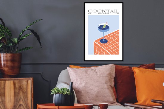 Affiche 'Cocktail' avec un cocktail bleu, accrochée au-dessus d'un canapé.