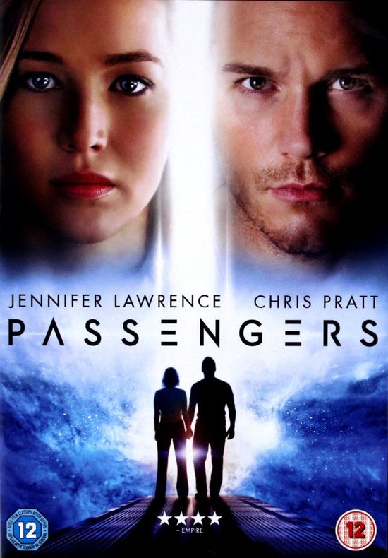 Voorzijde van de 'Passengers' DVD met close-ups van Jennifer Lawrence en Chris Pratt. Twee silhouetten staan onder hen, met een blauwe, sterrenachtige achtergrond.