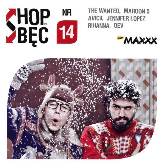 Twee mannen met kersttruien en kerstmutsen genieten van vallende sneeuw. De een draagt een rendier-muts, de ander een muts met winterse patronen.