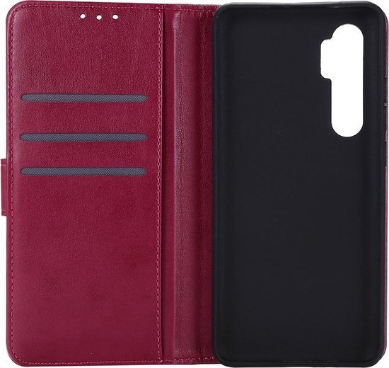 Étui portefeuille bordeaux, ouvert, avec support de téléphone et emplacements pour cartes.