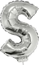 Zilveren opblaas letter ballon S op stokje 41 cm