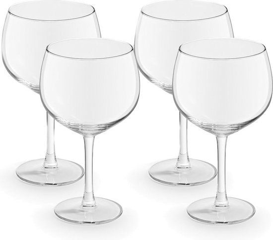 Vier transparante gin tonic glazen, schuin van voren gefotografeerd op een witte achtergrond.